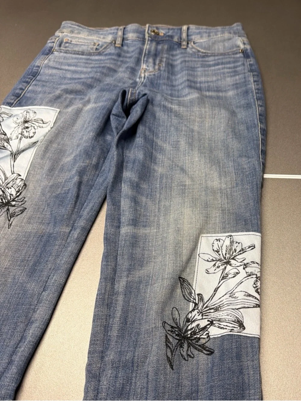 WHITE HOUSE BLACK MARKET FloralPatches Girlfriend Skinny Jeans Sz 2 28x28 RawHem